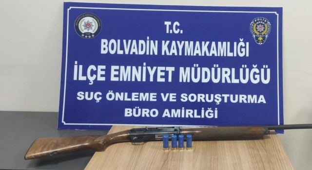 Otomobilin arka koltuğundaki tüfek bekçilerin dikkatinden kaçmadı