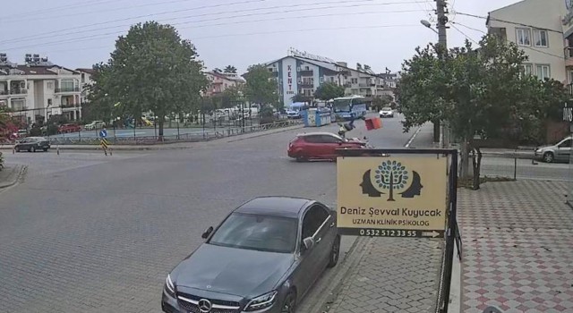 Otomobilin çarptığı motosiklet sürücüsü havada takla attı