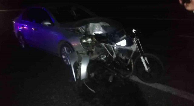Otomobilin çarptığı motosikletli genç kurtarılamadı