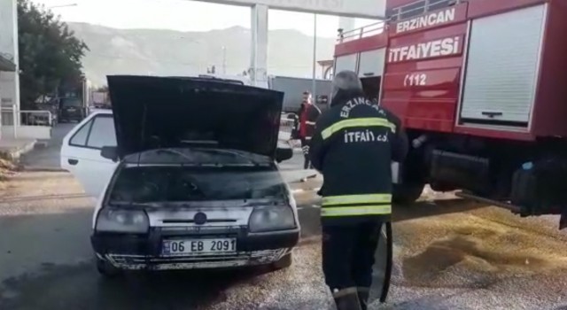 Otomobilin motorunda çıkan yangın kısa sürede söndürüldü
