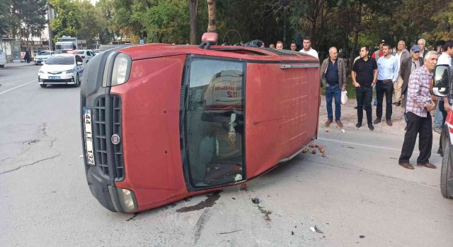 Otomobille çarpışan hafif ticari araç devrildi: 1 yaralı