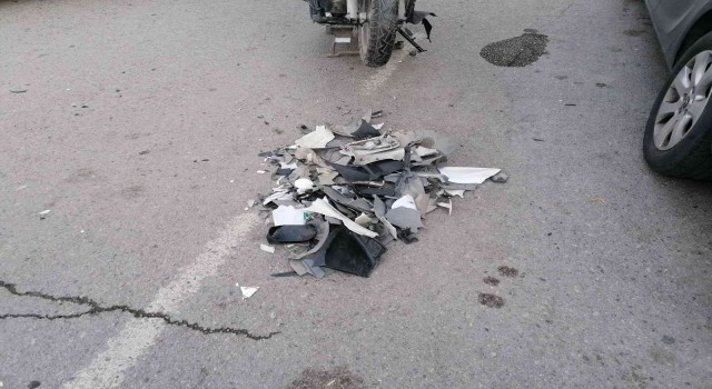 Otomobille çarpışan motokurye yaralandı