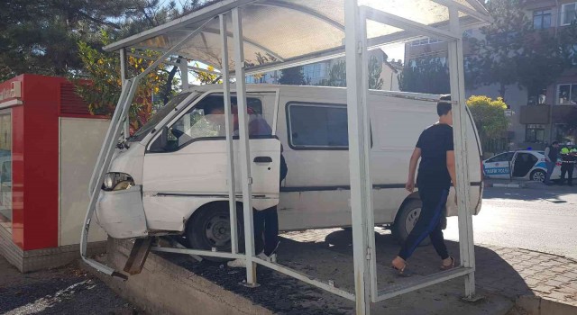 Otomobille çarpışan panelvan durağa daldı