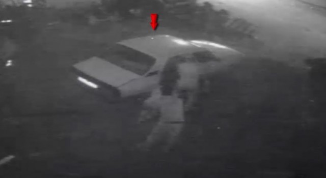 Otomobille geldikleri iş yerlerinde hırsızlık yaptılar