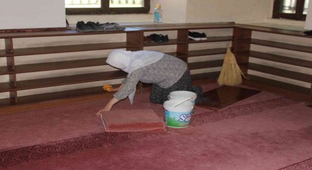 (ÖZEL) Afyonkarahisarlı gönüllü kadınlar her hafta bir camiyi gönüllü temizliyor