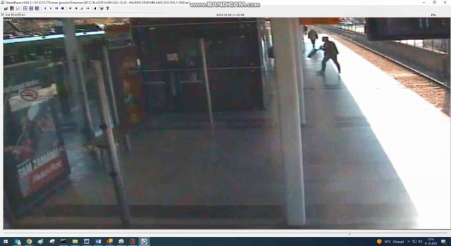 (Özel) Bursada zabıtaya sinirlenen sokak müzisyenleri gitarını böyle kırdı