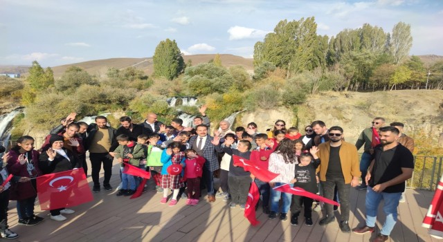 Özel eğitim öğrencileri Muradiye Şelalesinde eğlendi