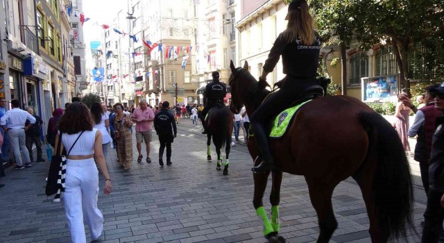 (ÖZEL) İstiklal Caddesinde atlı polislere yoğun ilgi