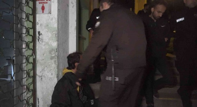 Tarihi Yeşil Camisinde suçüstü yakalandılar