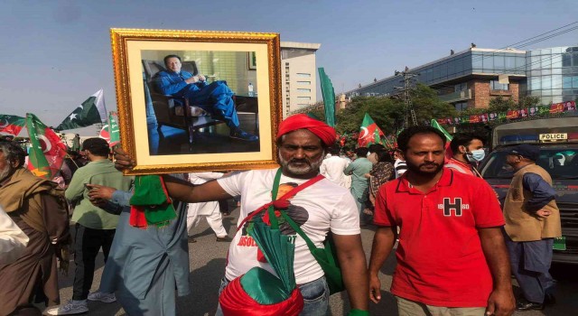 Pakistanın eski Başbakanı Khan binlerce destekçisiyle İslamabada gidiyor