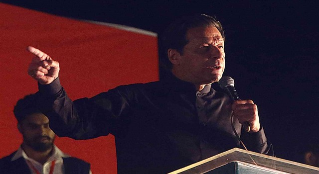 Pakistanın eski Başbakanı Khan, erken seçim için başkente yürüyecek