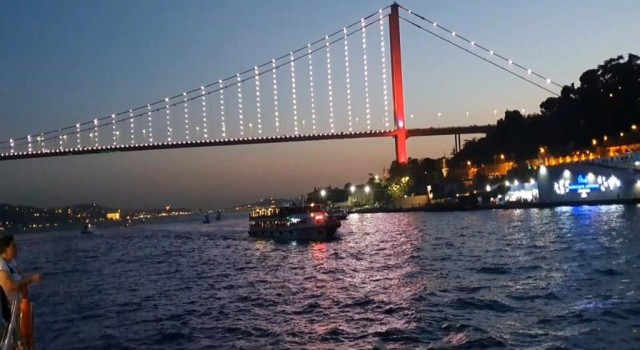 Pandeminin yorgunluğunu İstanbul Boğazında attılar