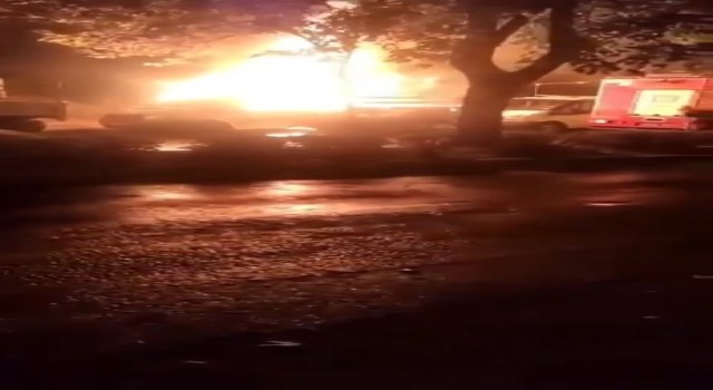 Park halindeki pikap alev alev yandı