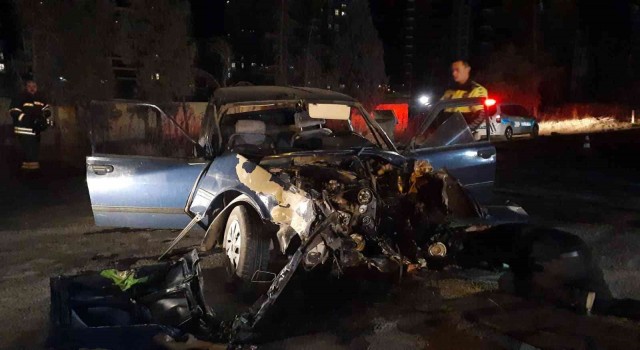 Park halindeki tıra çarpan otomobil hurdaya döndü: 1 yaralı