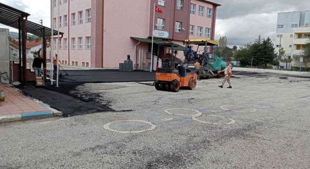 Pazaryeri İlkokulunun bahçesi sıcak asfalt ile kaplandı