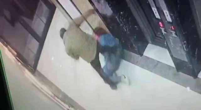 Pendikte baygınlık geçiren kadına tekme ve yumruklarla saldırı kamerada