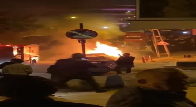 Pendikte park halindeki otomobil alev alev yandı
