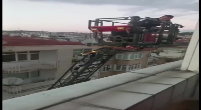 Pendikte tamir etmek için çıktığı çatıda mahsur kaldı
