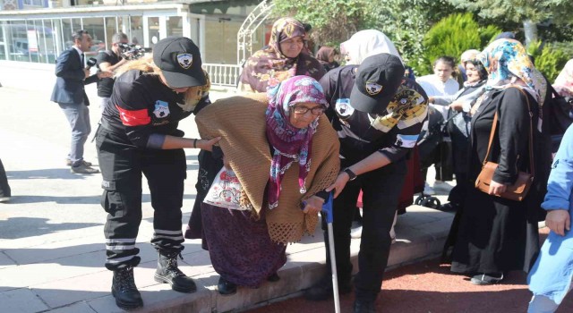 Pilot bölge seçilen Gölbaşında deprem anı tahliye ve toplanma alanı tatbikatı