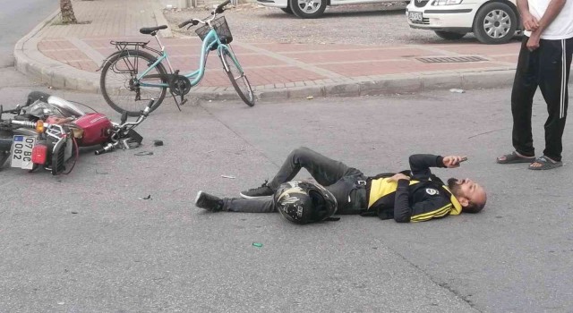Plakası bantla kapatılmış motosikletiyle otomobile çarpan sürücü yaralandı