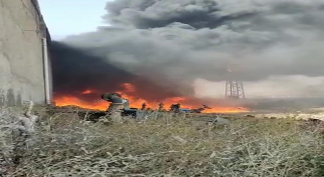 Plastik boru fabrikası bahçesinde çıkan yakın söndürüldü