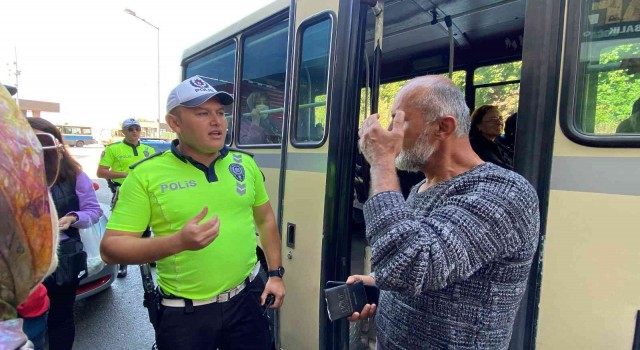 Polis, ayakta seyahat eden yolcuları tek tek indirdi