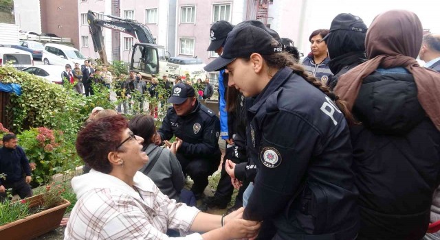 Polis yıkıma engel olmak isteyen vatandaşı el öperek ikna etti