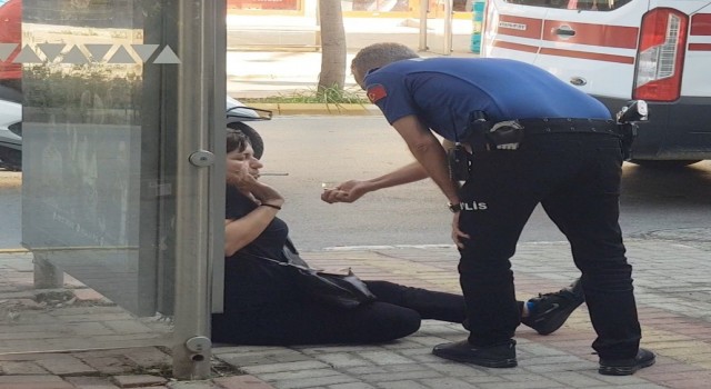 Polisin elindeki bıçağı alıp sakinleştirdiği kadın, çantasından ikinci bıçağı çıkardı
