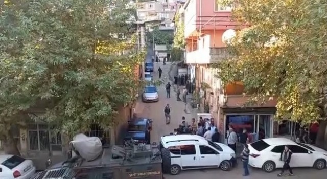 Polisleri yaralayan şüphelileri darp edilmekten yine polis kurtardı