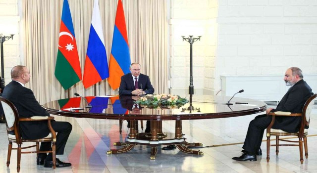 Putin, Aliyev ve Paşinyan arasındaki üçlü zirve Soçide başladı