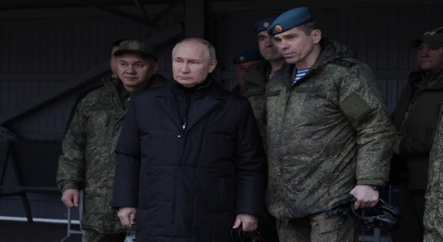 Putin, kısmi seferberlikle orduya alınan askerleri denetledi