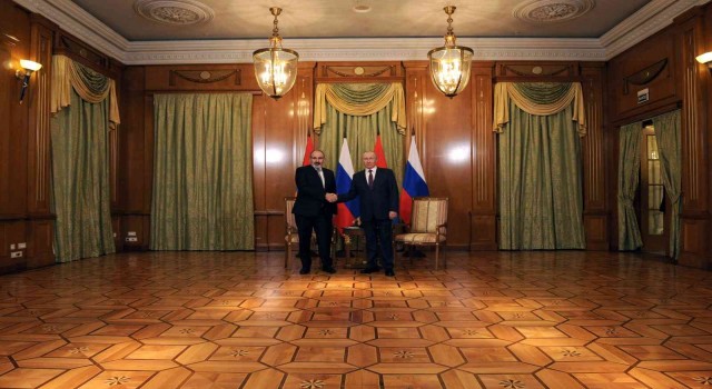 Putin ve Paşinyan Soçide bir araya geldi