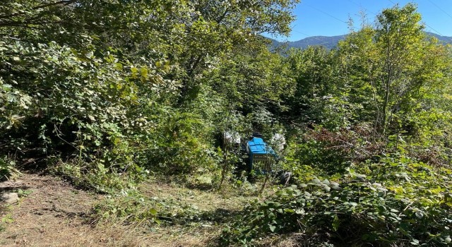 Rampada geri kaçan traktör devrildi: 3 yaralı