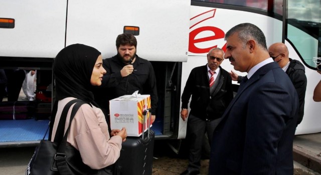 Rektör Çiftçi, Çankırı Karatekin Üniversitesinin yeni öğrencilerini otogarda karşıladı