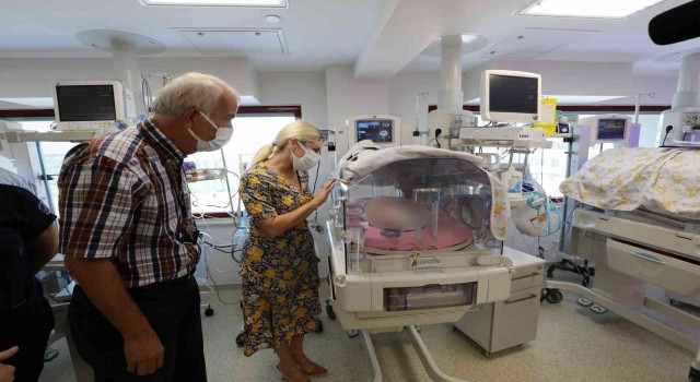 Rektör Özkan, Türkiyenin ikinci rahim nakli hastası Havva Erdemi ve bebeğini ziyaret etti