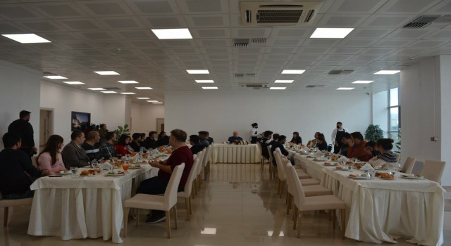 Rektör Savaş, özel gereksinimli öğrencilerle kahvaltıda buluştu