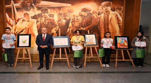 Resim yarışmasında dereceye giren öğrencilere ödülleri verildi