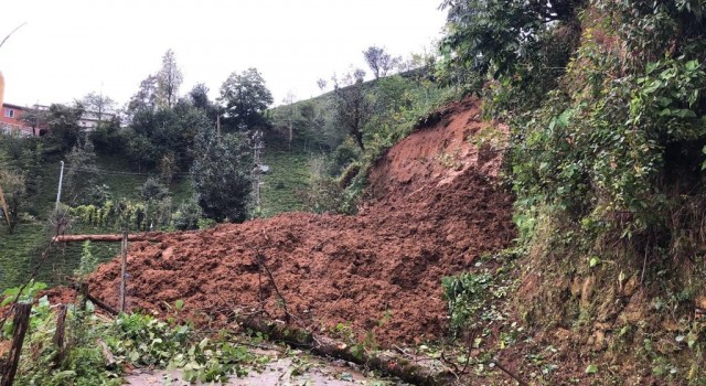 Rizede heyelan köy yolunu kapattı