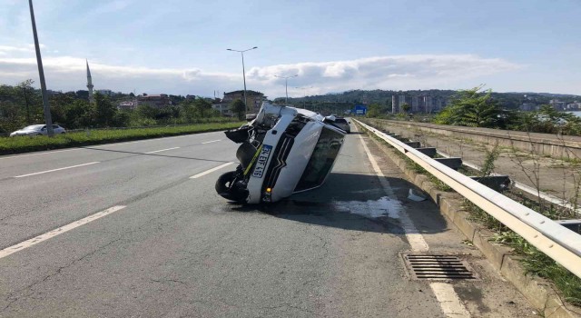 Rizede park halindeki otomobile çarpıp takla attı: 2 yaralı