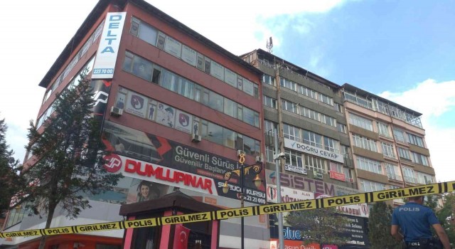Rüzgarda kopan çatı ekipleri harekete geçirdi