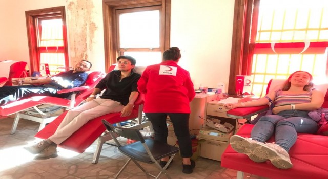 Sağlık personellerinden kan bağışı