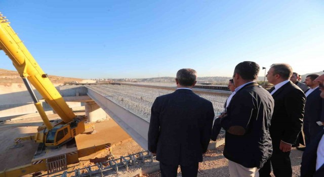Şahinbeyde üç katlı köprülü kavşak yapımı devam ediyor