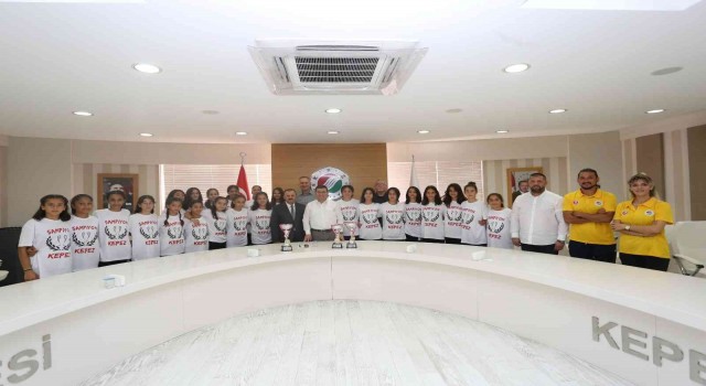 Şampiyonlar kupaları Başkan Tütüncüye götürdü
