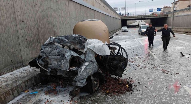 Samsunda arıza yapan otomobile tır çarptı: 2 kişi yanarak hayatını kaybetti