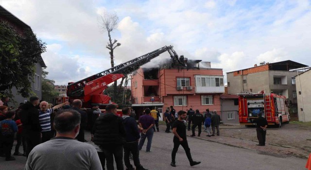 Samsunda çatı alevlere teslim oldu