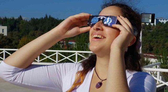 Samsunda güneş tutulmasına üniversite öğrencileri ilgi gösterdi