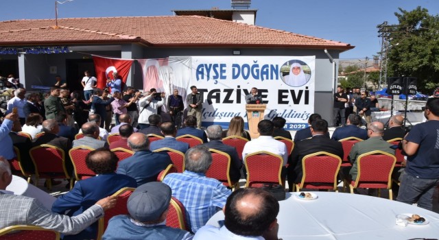 Sanatçı Latif Doğandan annesi adına taziye evi