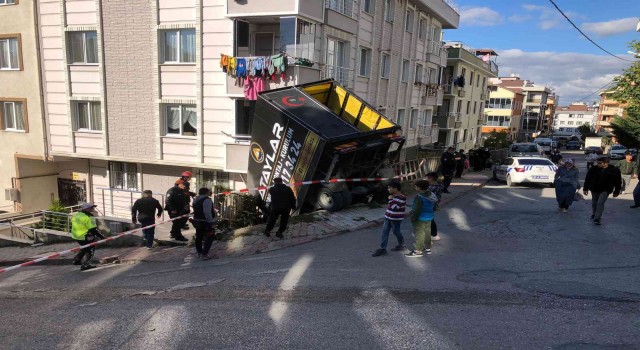 Sancaktepede freni boşalan kamyonet işçilerle birlikte bina bahçesine uçtu