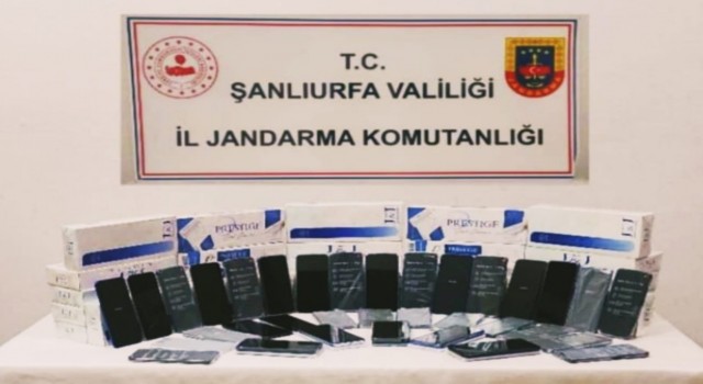 Şanlıurfada aracın gizli bölmesinden 74 kaçak cep telefonu çıktı