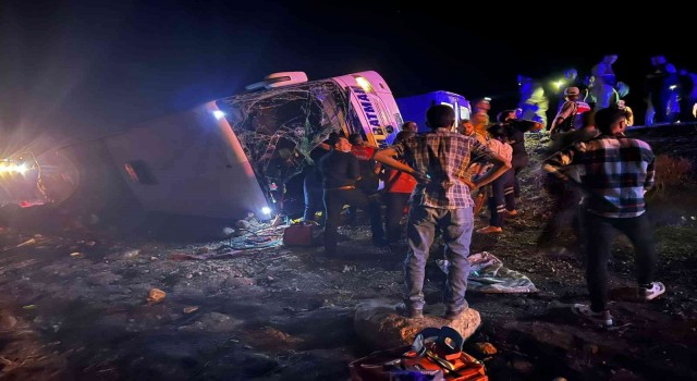 Şanlıurfada yolcu otobüsü devrildi: Yaralılar var